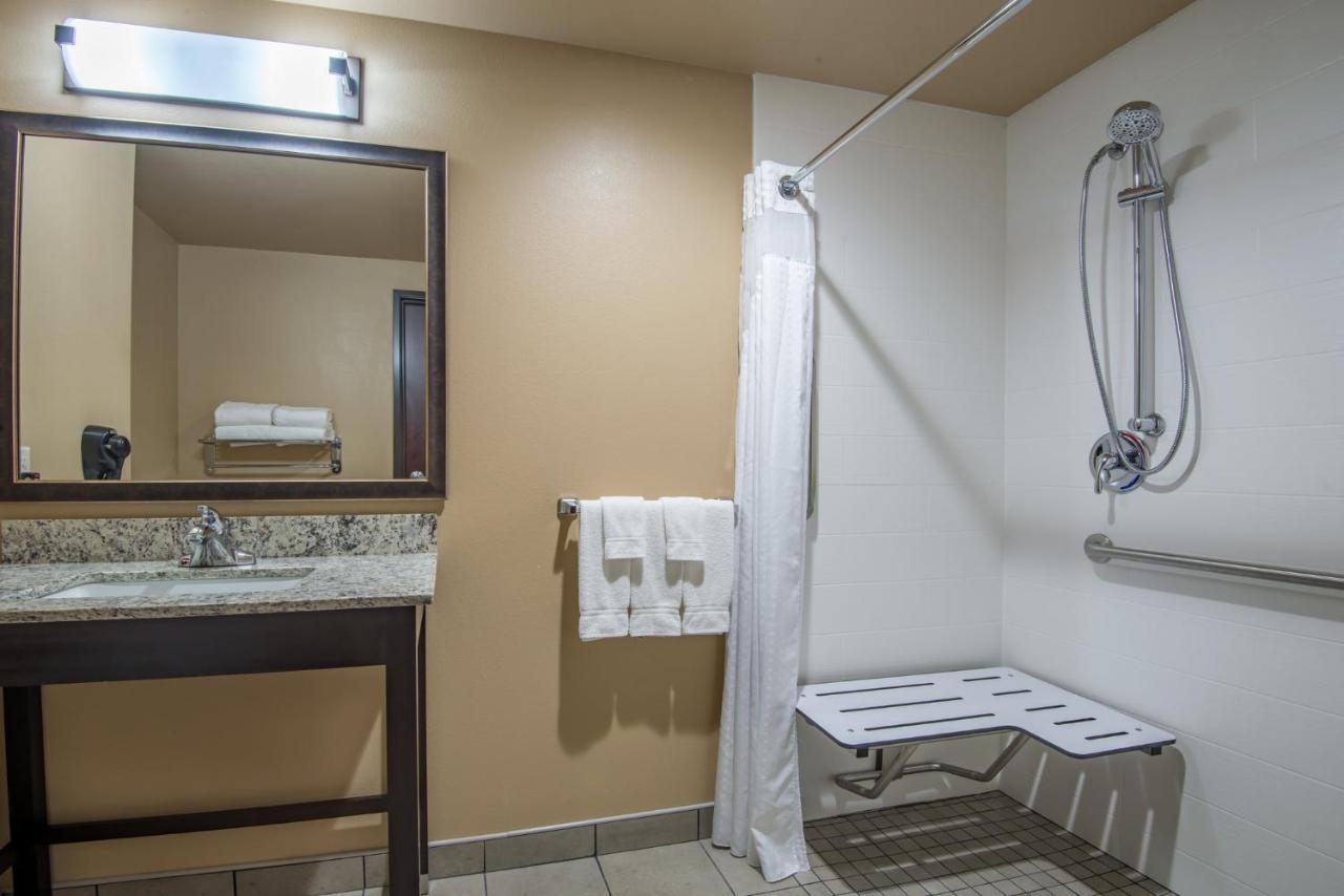 Holiday Inn Salina By Ihg Ngoại thất bức ảnh