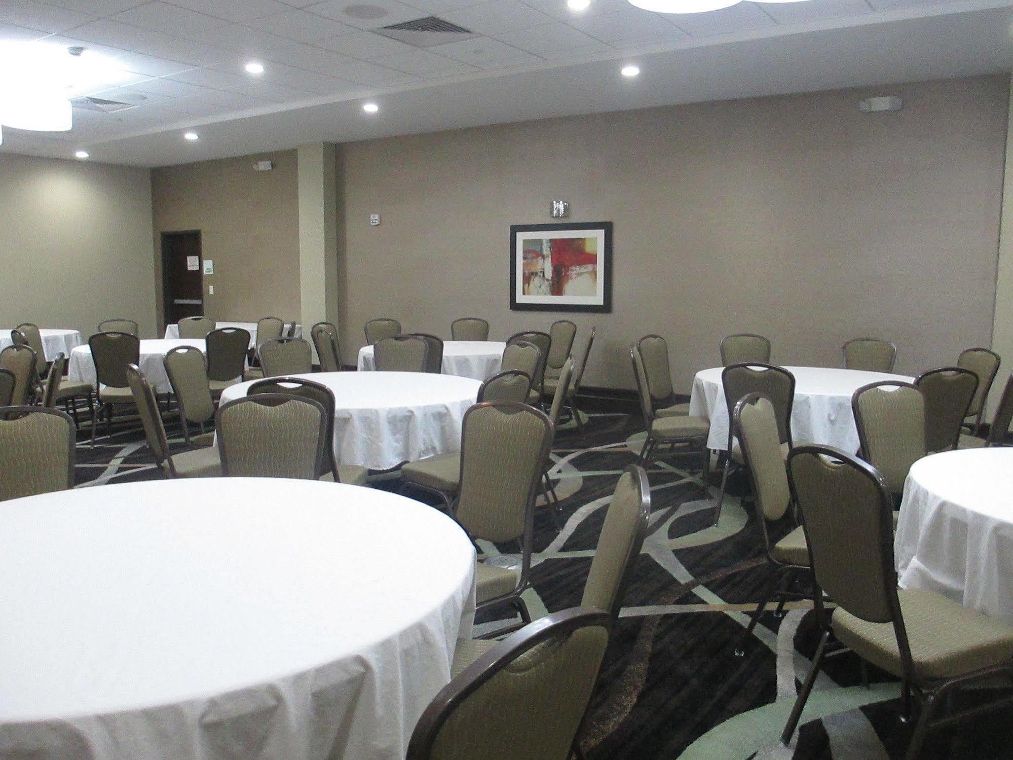 Holiday Inn Salina By Ihg Ngoại thất bức ảnh